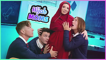 Perempuan Berhijab Yang Tak Tahan Melayani Tiga Pria Sekaligus