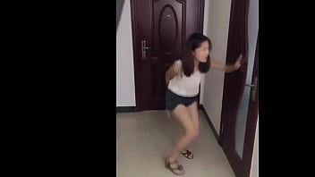 Gadis-gadis Tiongkok Sangat Ingin Buang Air Kecil