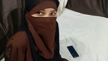 Sensual Muslim Kakak Tiri Angkat Mengangkat Hijab Dan Memuaskan Nafsu Adik Tirinya Di Ranjang