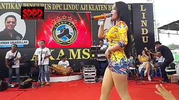 Sintya Riske Menggoda Di Atas Panggung, Gerakan Liarnya Bikin Penonton Terangsang
