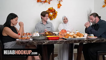 Gadis Muslim Audrey Royal Rayakan Thanksgiving Dengan Bercinta Liar Di Atas Meja – Goyang Hijab