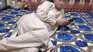 Gadis Pakistan Dihardiki Keras Dari Belakang Oleh Bos Arabnya Dengan Audio Hindi – Tante Desi Mesum