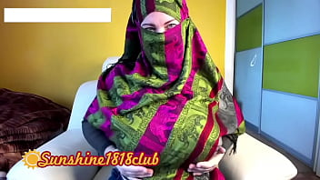 Muslimah Berhijab Goyang Pantat Montok Di Kamar, Jilat Klitoris Sampai Crot Sambil Direkam Tanggal 14 Februari