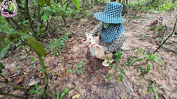 Wanita Thailand Mandi Hutan Sembari Memamerkan Kemaluan Di Pinggir Jalan
