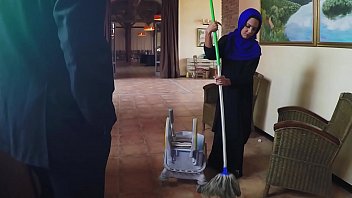 Tukang Bersih Arab Dibayar Lebih Gaji Demi Layanan Ranjang