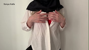 Sekretaris Berhijab Yang Seksi Menyerahkan Tubuhnya Untuk Kenaikan Gaji
