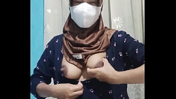 Gadis Berhijab Seksi Merangsang Dirinya Sendiri Di Rumah Yang Sepi