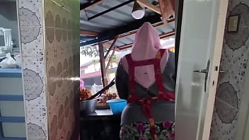 Ibu Tiri Muslim Indonesia Bergairah Dengan Tubuh Seksi Dan Montok
