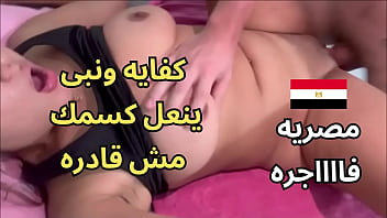 Arab Panas Berdiri Di Balkon, Jari-jariku Menggelitik Memekku Di Pagar. Aku Sangat Horni, Suami Tetanggaku Melihatku, Turun Dan Meniduriku. Aku Sangat Basah Sampai Tak Bisa Menahan Diri.