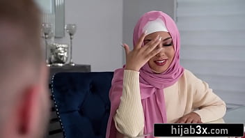 Gadis Muslim Seksi Beraksi Dengan Hijab Tetap Terpasang