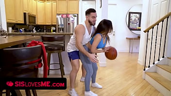 Gadis Brunet Seksi Bergoyang Pantat Montok Minta Bantuan Kakak Tiri Ganteng Yang Horny Untuk Main Basket Bersama