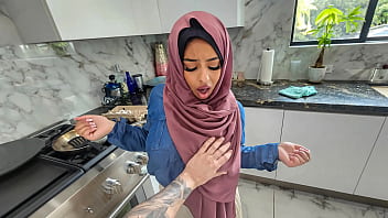 Istri Berhijab Yang Bergairah Ingin Selamatkan Pernikahan Dengan Belajar Memberikan Oral Dan Bicara Kotor