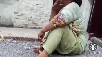 Tante Pakistan Tua Mesum Merokok Dengan Gaya Menggoda