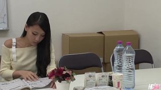 Gadis Jepang Ren Azumi Tergila-gila Menelan Dua Kontol Ganas