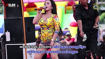 Tarian Erotis Indonesia – Dua Penyanyi Cantik Menggoyang Panggung Dengan Liar Dikelilingi Banyak Pria