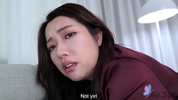 Istri Rumah Tangga Cici Dari Tiongkok Dengan Payudara Besar Memainkan Penis Keras.