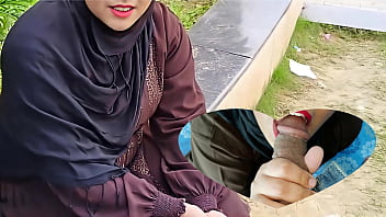 Gadis Berhijab Yang Tak Berdaya Tergoda Uang, Rela Dibuat Film Porno