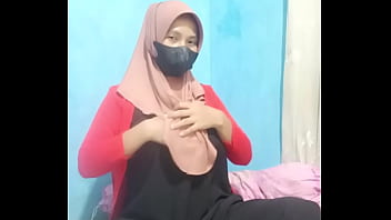 Gadis Berhijab Indonesia Menggoyang Dildo Hingga Klimaks