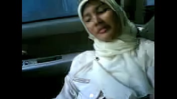 Mobil Panas Dengan Jilbab Seksi