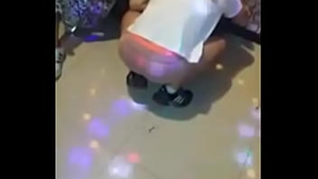 노래방에서 스트립쇼를 벌이며 속옷을 벗어던지는 야한 여자