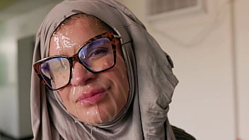 Hijab Cosplay – Milf Amerika Diperkosa Mulutnya