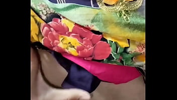 Bidadari Desa India Ngocok Di Alam Terbuka Sambil Kencing