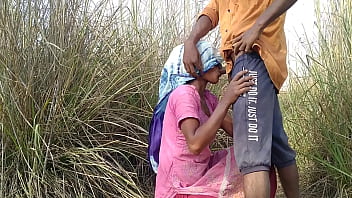 पत्नी लकड़ी लेने गई तो पति ने कहा आज बाहर खुले में जंगली चुदाई करेंगे