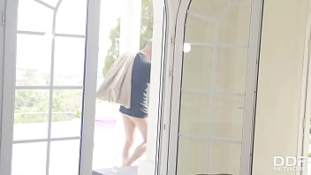 Misha Maver, Si Gadis Rusia Yang Panas, Meminta Si Perampok Untuk Memuaskan Nafsunya Dengan Bercinta Kasar