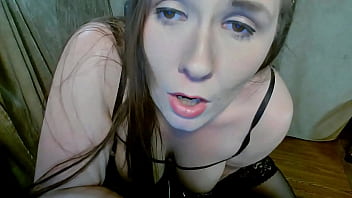 Ibu Tiri Menggoda Membantu Anak Tirinya Yang Pemalu