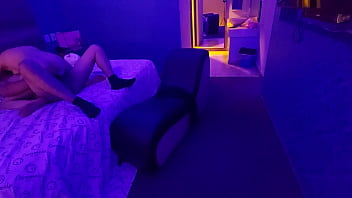 Ibu Janda Yang Haus, Doyan Dikocok Dua Kontol Di Kamar Motel Yang Panas.