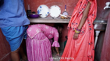 Garam Masala: Rasoi Mein Maa-beti Ke Saath Threesome