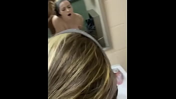 Gadis Manis Dibungkukkan Di Wastafel Toilet Umum Dengan Nafsu
