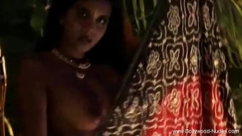 Penari India Timur Telanjang Bulat Saat Menikmati Ritual Erotis