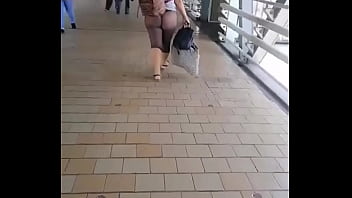 Tante China Memamerkan Pantatnya Yang Menggoda