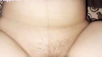 Wanita India Seksi Menggoyang Memek Ketatnya Yang Basah