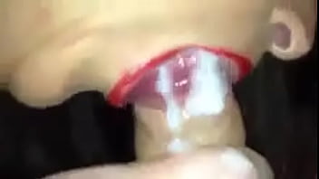 Istri Itu Menghisap Kontol Suaminya Dengan Sangat Kuat Sambil Terdengar Suara Hindi