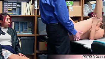 Gadis Cina Manis Dan Teman Pirangnya Ketahuan Mencuri Dengan Gaya Seksi