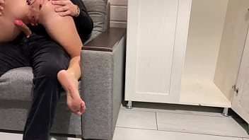 Ibu Tiri Mengintip Anak Tirinya Nonton Film Porno Dan Memuaskan Nafsu Berahinya