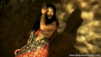 Gadis Seksi Melepas Pakaian Di India
