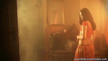 Gadis India Manis Yang Menggoda Seperti Bunga Mekar