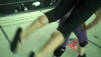Gadis Seksi Bersiap Untuk Body Slam Yang Panas.