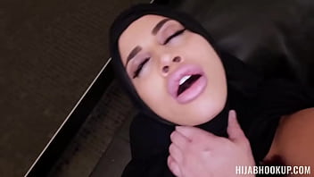 Victoria June Si Arab Dengan Bibir Seksi Hasil Suntikannya Punya Mulut Sempurna Untuk Ngentot Dan Nyepong Kontol! Adegan Ini Menampilkan Dia Kasih Blowjob Pov Dan Ngewe Kontol Gede!