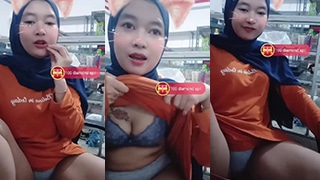 Tante Hijabers Jaga Warung Sambil Pamer Tubuh Di Live