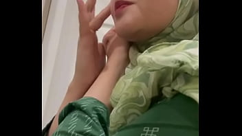 Kecantikan Tersembunyi Di Balik Jilbab Yang Menggoda