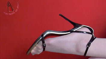 Sepatu Hak Tinggi Terseksi 2018 Yang Bikin Kakak Bergairah