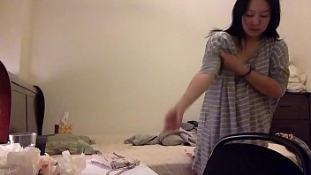 Ibu Tua Tiongkok Berganti Pakaian Dengan Sensual