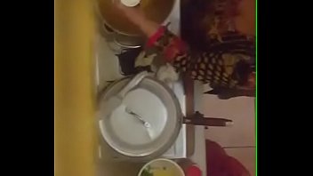 Tante Desi Yang Menggoda Dengan Belahan Dada Menggiurkan