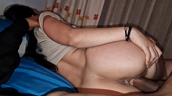 Madrastra Nalgona Me Invita A Su Cama Cuando Papá Sale A Trabajar