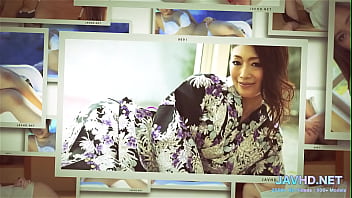 Gadis Jepang Dengan Semak Belukar Lebat Yang Menggoda