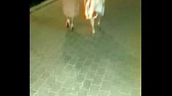 Gaun Sutra Emas Tiongkok Yang Membelai Lekuk Tubuh